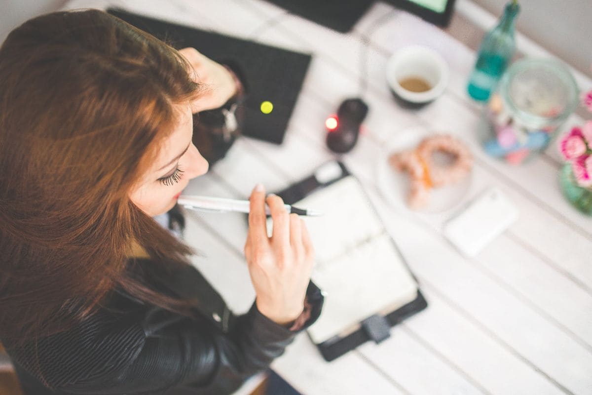 femme bureau reflexion